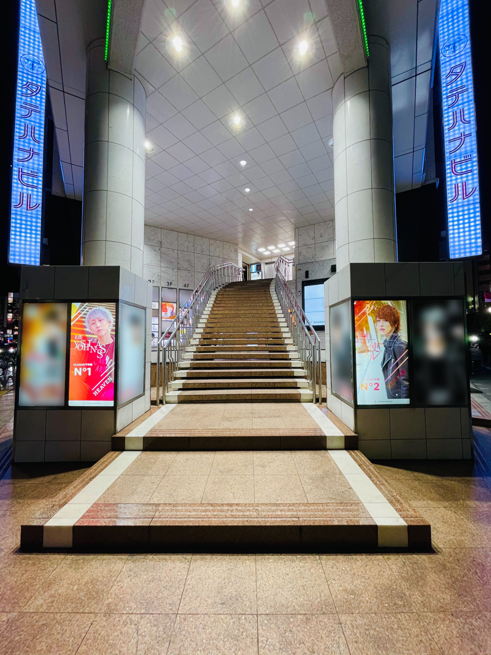 タテハナビル階段横ホスト看板 Clg Blog