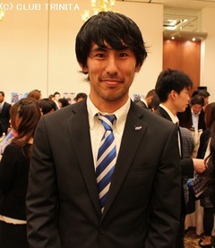 激励会・安川選手ヨコ