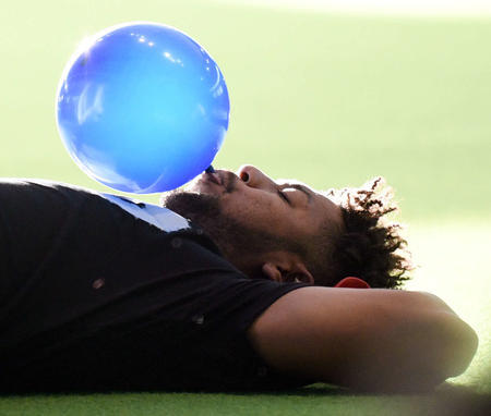 オコエ瑠偉さん 風船を膨らませる 東北楽天ゴールデンイーグルスアンテナ