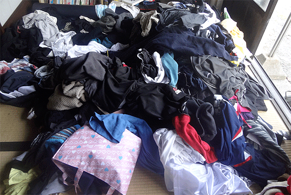 洗濯物の山 ある時は百姓ばあさんある時はデザイナー