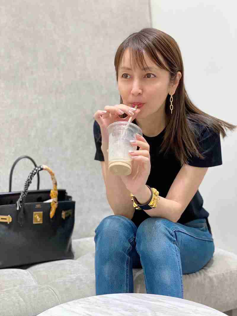 ゴシップごりごりまとめ 矢田亜希子 エルメスがポイントのtシャツ デニム私服に かわ格好いい 素敵すぎ ゴシップごりごりまとめ 矢田亜希子 エルメスがポイントのtシャツ デニム私服に かわ格好いい 素敵すぎ