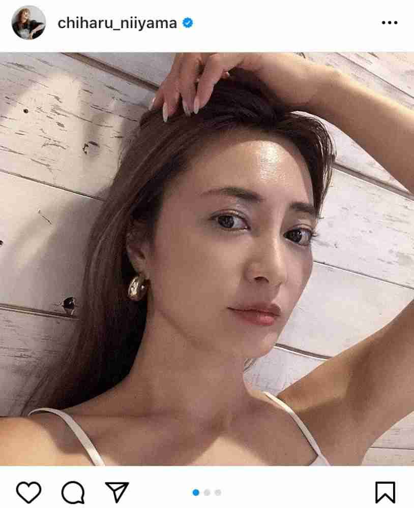 ゴシップまとめリアルライブ 新山千春 タンクトップ姿で髪かき上げショットに 見惚れます めっちゃ美しい の声