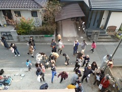 餅まきの様子
