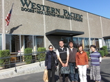 ウエスタン・パシフィック社前での記念撮影