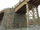 流出した錦帯橋の橋脚