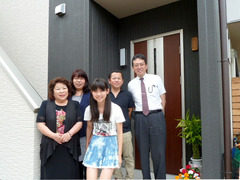 二世帯住宅の玄関前で記念撮影