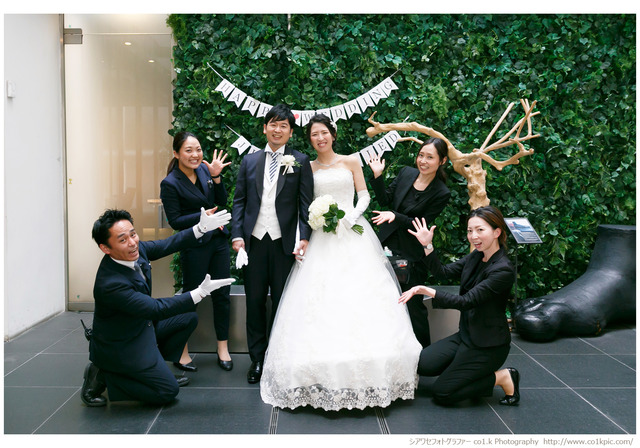 結婚式カメラマン景山幸一|会場スタッフの方々とお二人