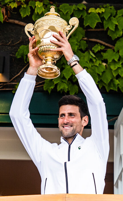 Novak_Djoković_Trophy_Wimbledon_2019（Wikipedia）