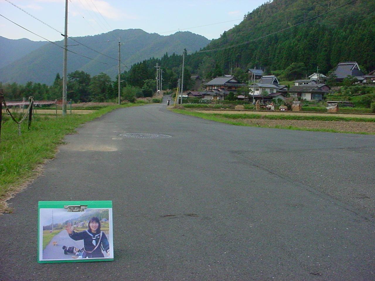 女の子がピースしてて 後ろで弟が転んでる画像 あかべこ速報 女の子がピースしてて 後ろで弟が転んでる画像 あかべこ速報