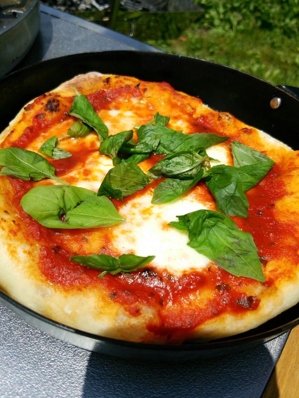 ピザはこう焼けば良かったのか ダッチオーブン蓋だけ使用 のんびりキャンプごはん