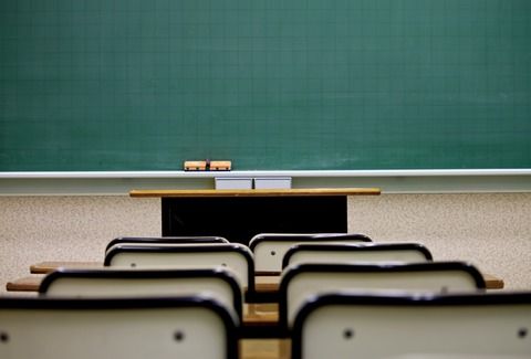 【悲報】底辺高校の教師、生徒が黒板の消し忘れをしただけでトンデモナイ行動に出てしまう（※画像あり）