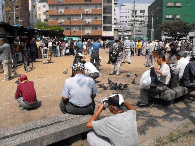 西成あいりん地区の施設閉鎖 半浮浪者が座り込み抗議