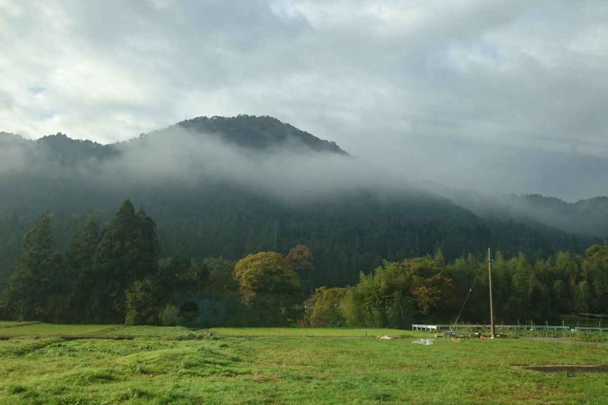 山裾にたなびく雲 心の写真本舗