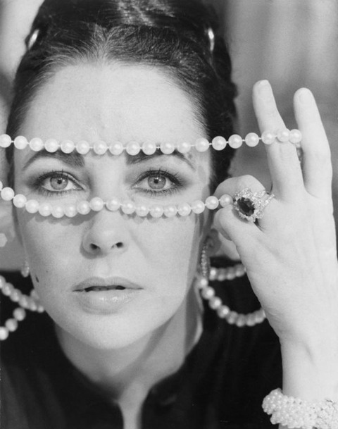 elizabeth-taylor-dies-motilo