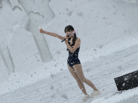 アイドルが雪まつりに水着で登場
