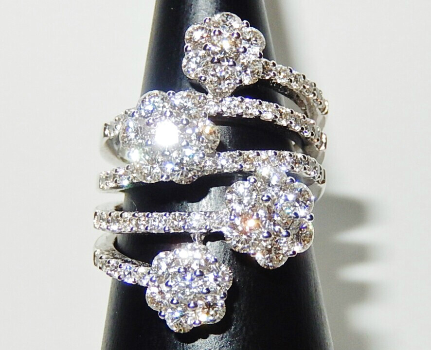 大ぶり の フラワー モチーフ ダイヤ リング Coco の 宝石箱