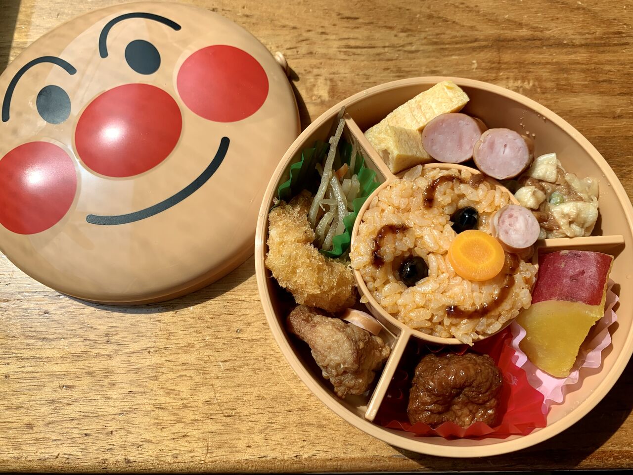 アンパンマンを巡る旅 お土産編 トロッコ車内のグッズ アンパンマンお弁当箱 ここちよい旅 Plus 夫婦世界一周旅行