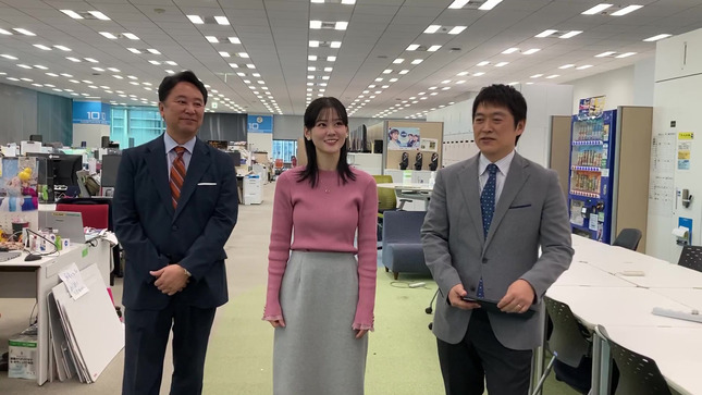 中原みなみアナ　セクシーニットで胸を強調！！【GIF動画あり】