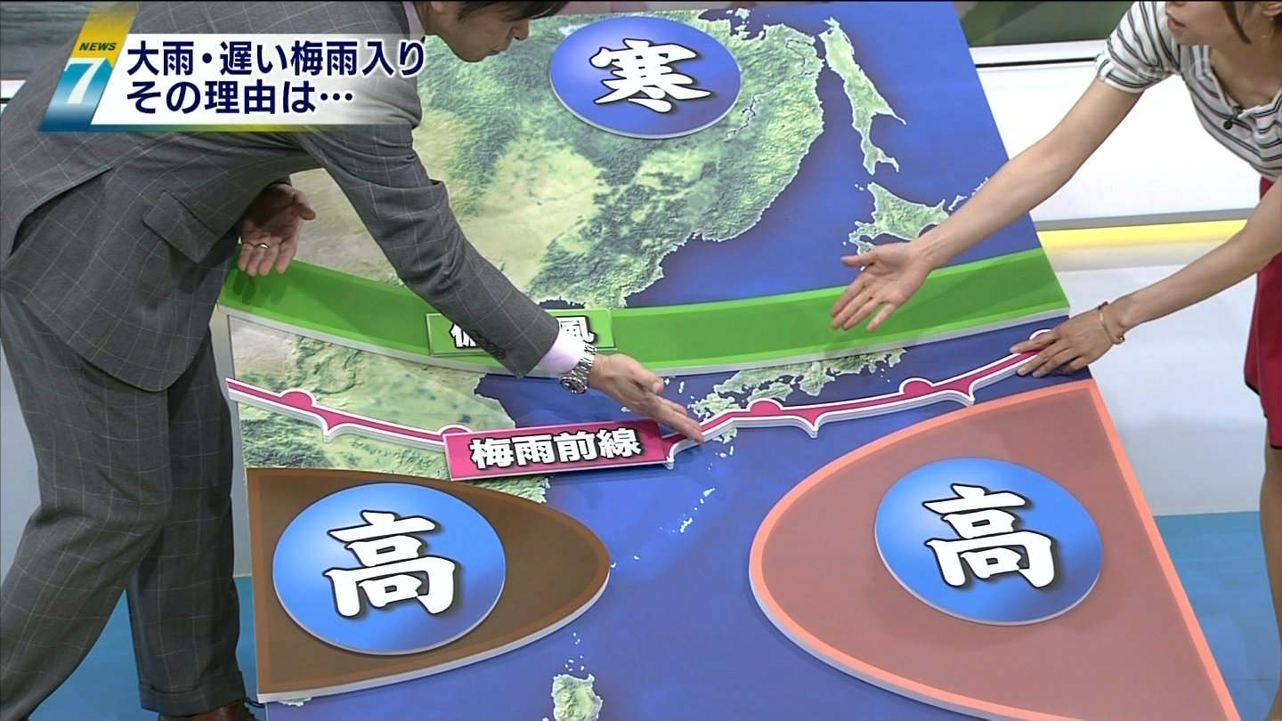 寺川奈津美さん 気象予報士 の前かがみの胸元 アナきゃぷ速報