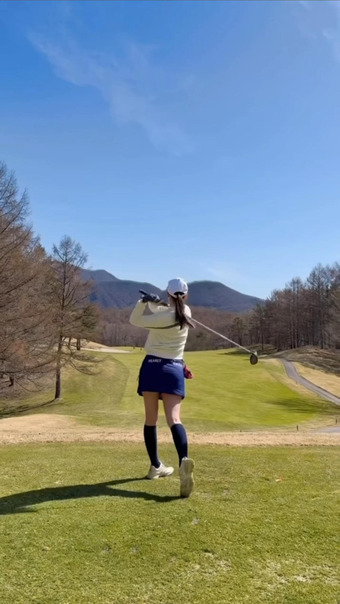 増田紗織アナ　お尻が見えそうな超ミニスカゴルフ！！【GIF動画あり】