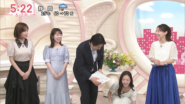 刈川くるみアナ　しゃがんで胸チラするハプニング！！【GIF動画あり】