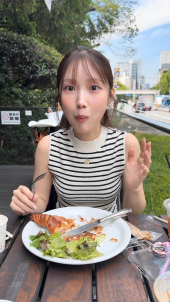 野村彩也子アナ　ノースリニットで胸くっきり！！【GIF動画あり】