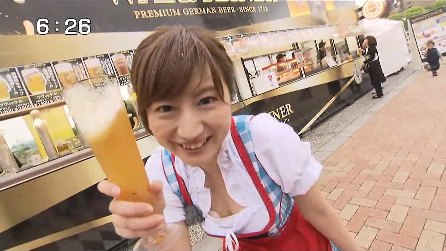 女子アナの胸 
