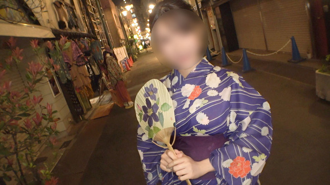 はだけた浴衣から覗く純白肌 2