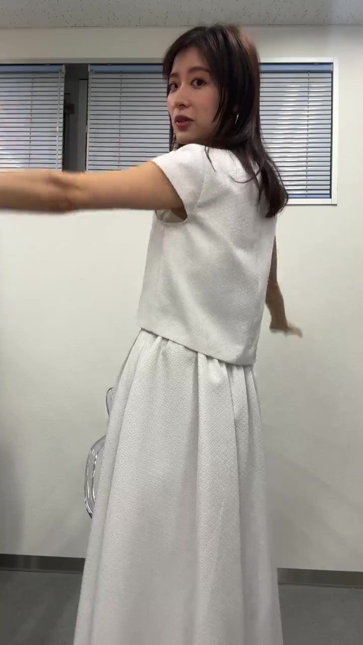 郡司恭子アナの刺激的な着替え ライブを盛り上げる 魅力的な姿