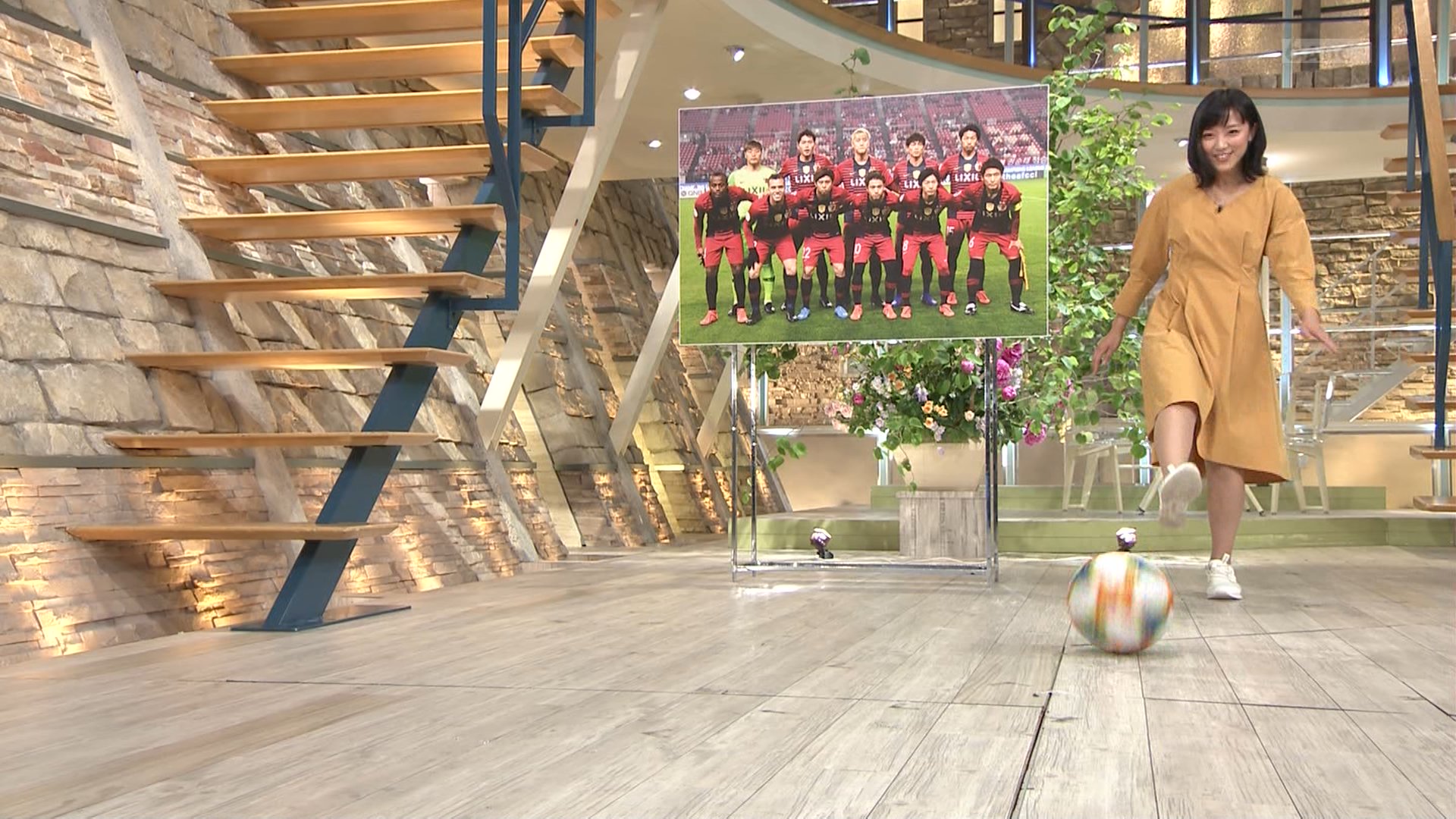 竹内由恵アナ ボールを蹴る アナきゃぷ速報