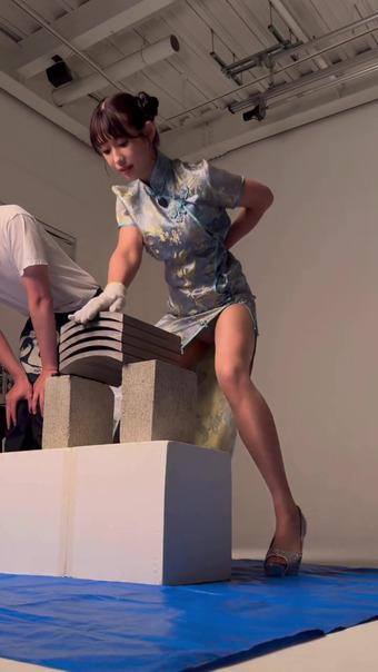 「セント・フォース」の女子アナさん　瓦割りでパンチラ！！【GIF動画あり】