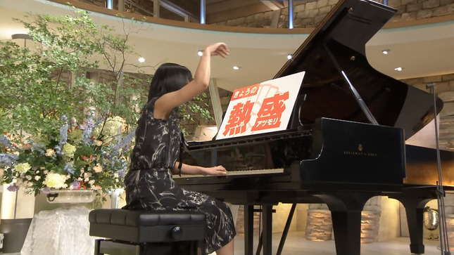 竹内由恵アナ　ピアノを弾くノースリ脇！