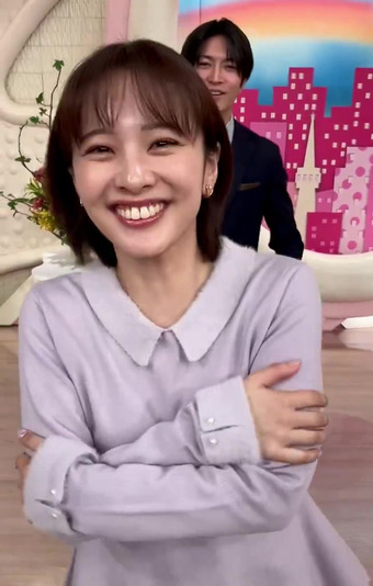 河出奈都美アナ　巨乳を寄せて、揺らす！！【GIF動画あり】