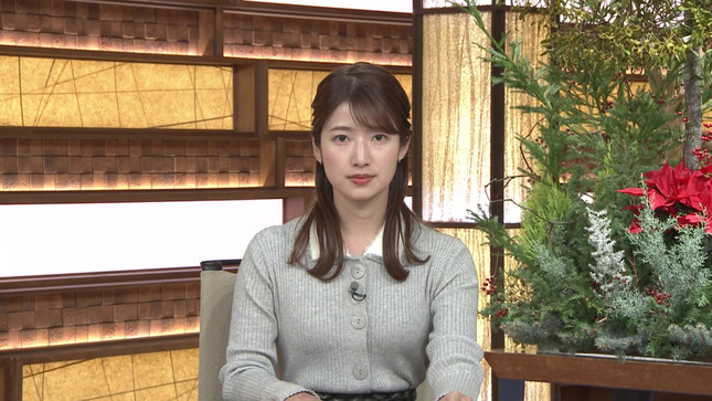 安藤萌々アナ　ニットで胸元強調！！【GIF動画あり】