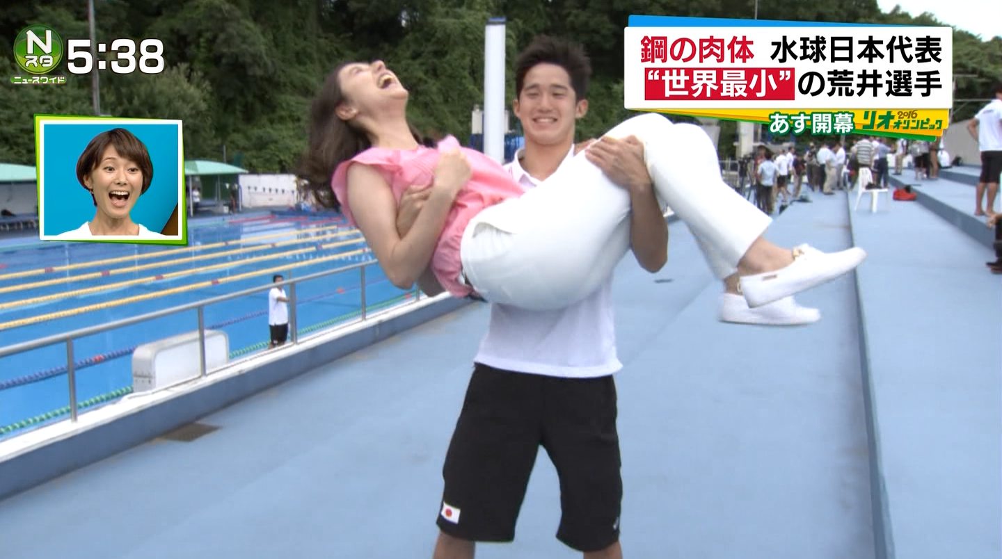 加藤シルビアアナがピタパンでお姫様抱っこをされる アナきゃぷ速報