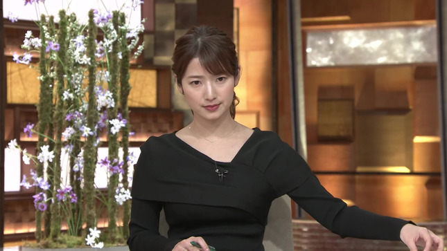 安藤萌々アナ　スリットから太ももチラ見え！！【GIF動画あり】