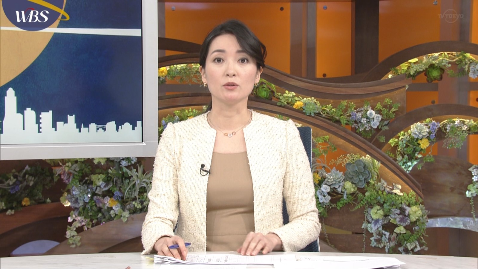 大江麻理子アナ おっぱい強調 机の下の ゾーン アナきゃぷ速報