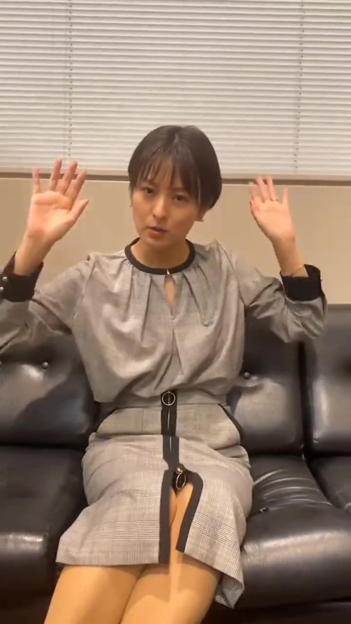 徳島えりか裸 徳島えりかアナ 打ち合わせで開いたスリットからパンチラ寸前!!【GIF動画あり】 : アナきゃぷ速報