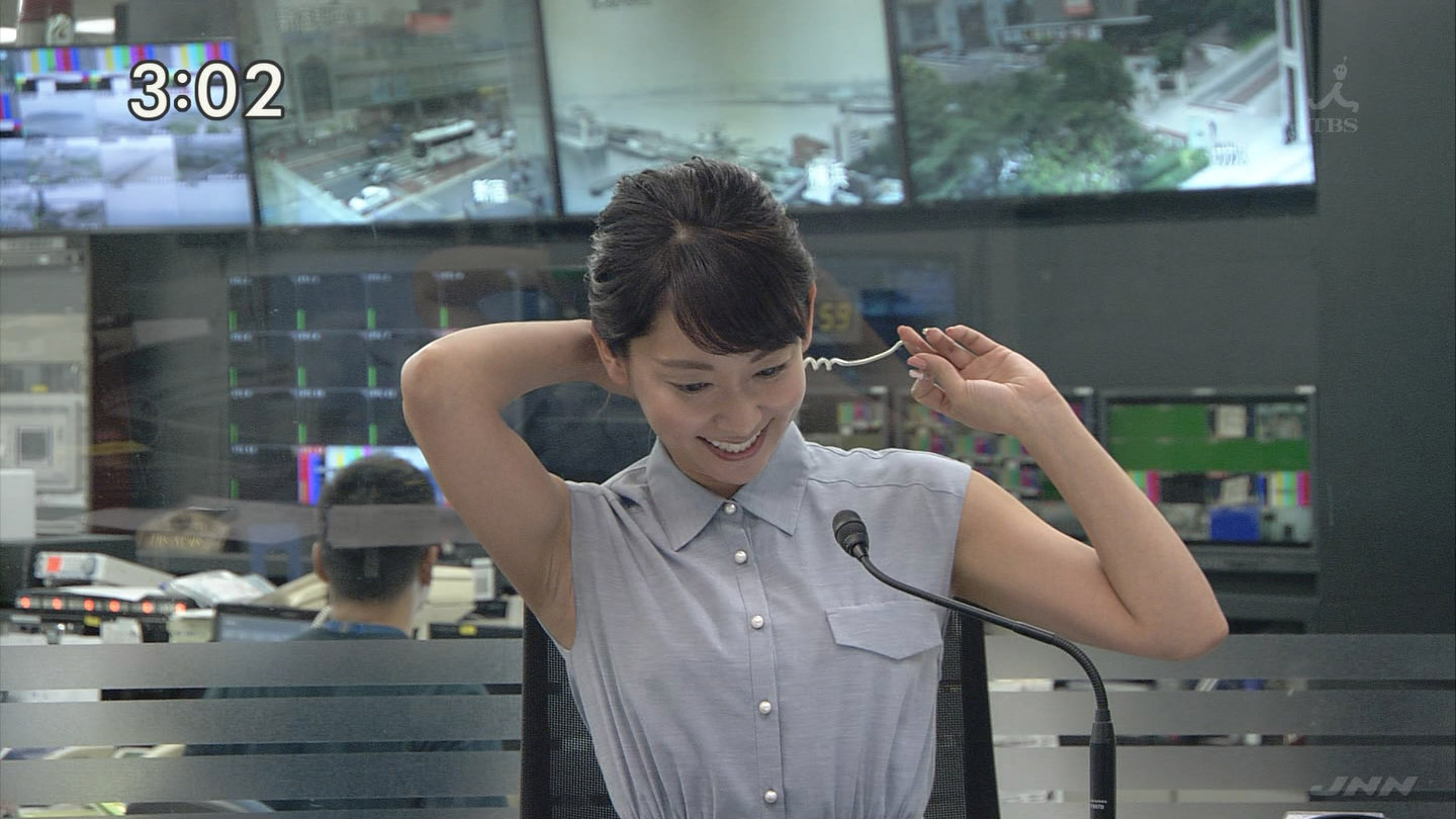 出水麻衣アナ　ニュースでハプニング脇全開！！【GIF動画あり】