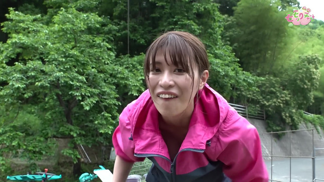 岡田桃佳アナ　前かがみで田植えをして、かなり巨乳が見えてしまう！！【GIF動画あり】