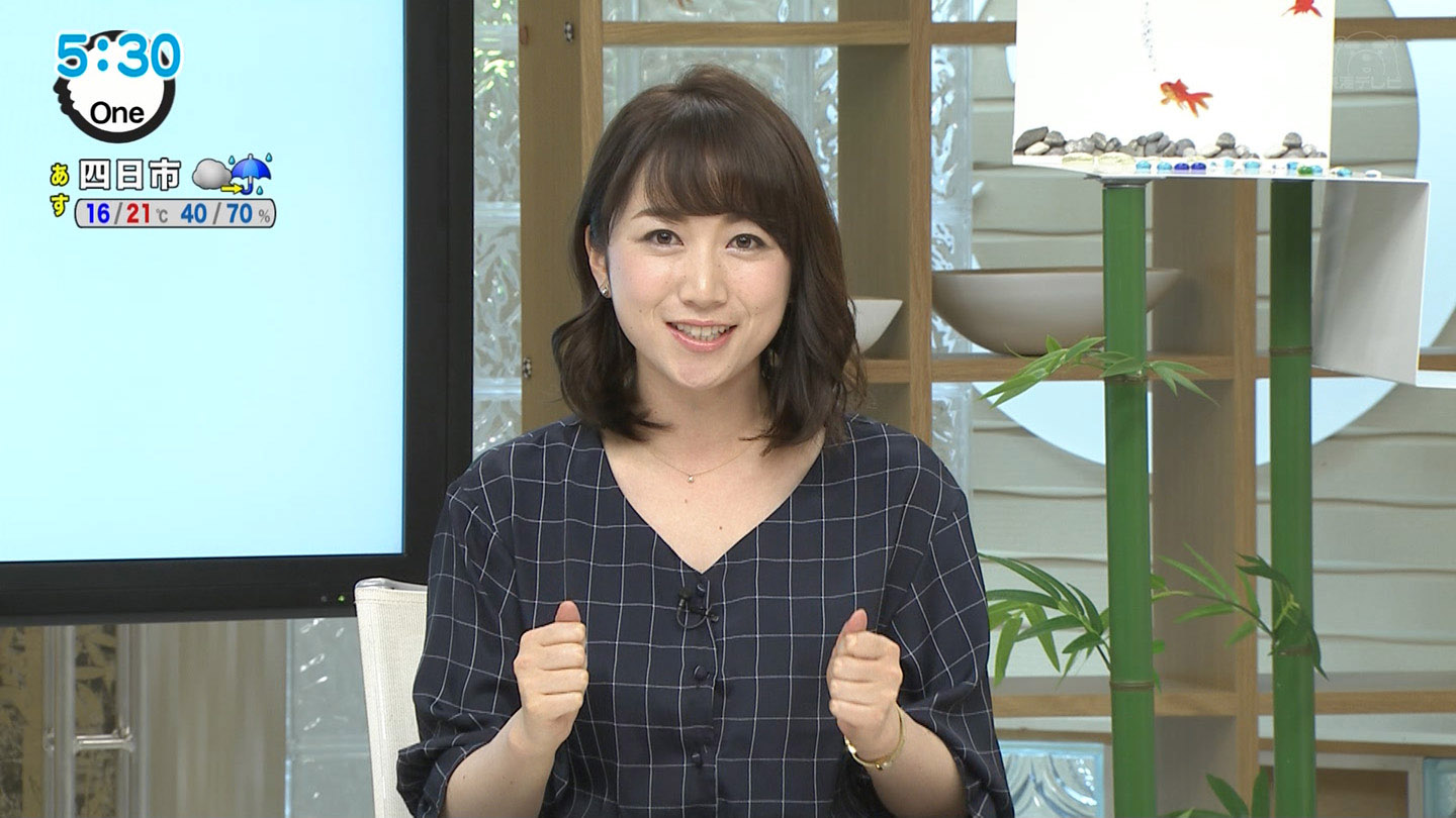 上山真未アナ ボールエクササイズの谷間と胸元 アナきゃぷ速報