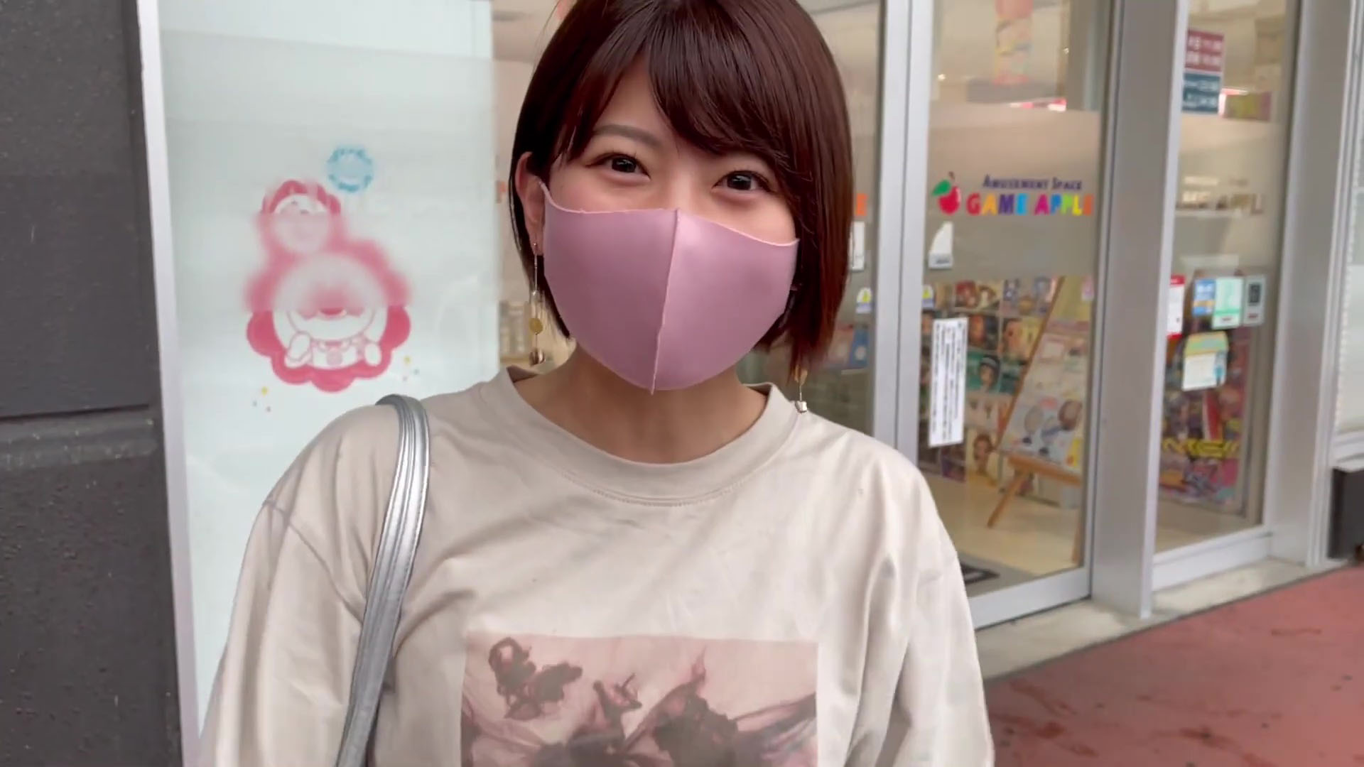 胸チラハプニング 静岡の人気アナ クレーンゲームで胸チラしてしまうハプニング！！ : アナきゃぷ速報