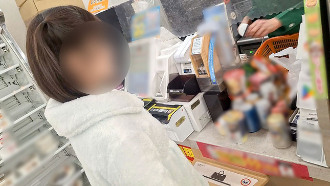 家でリラックスしてる宅飲み中の彼女 2