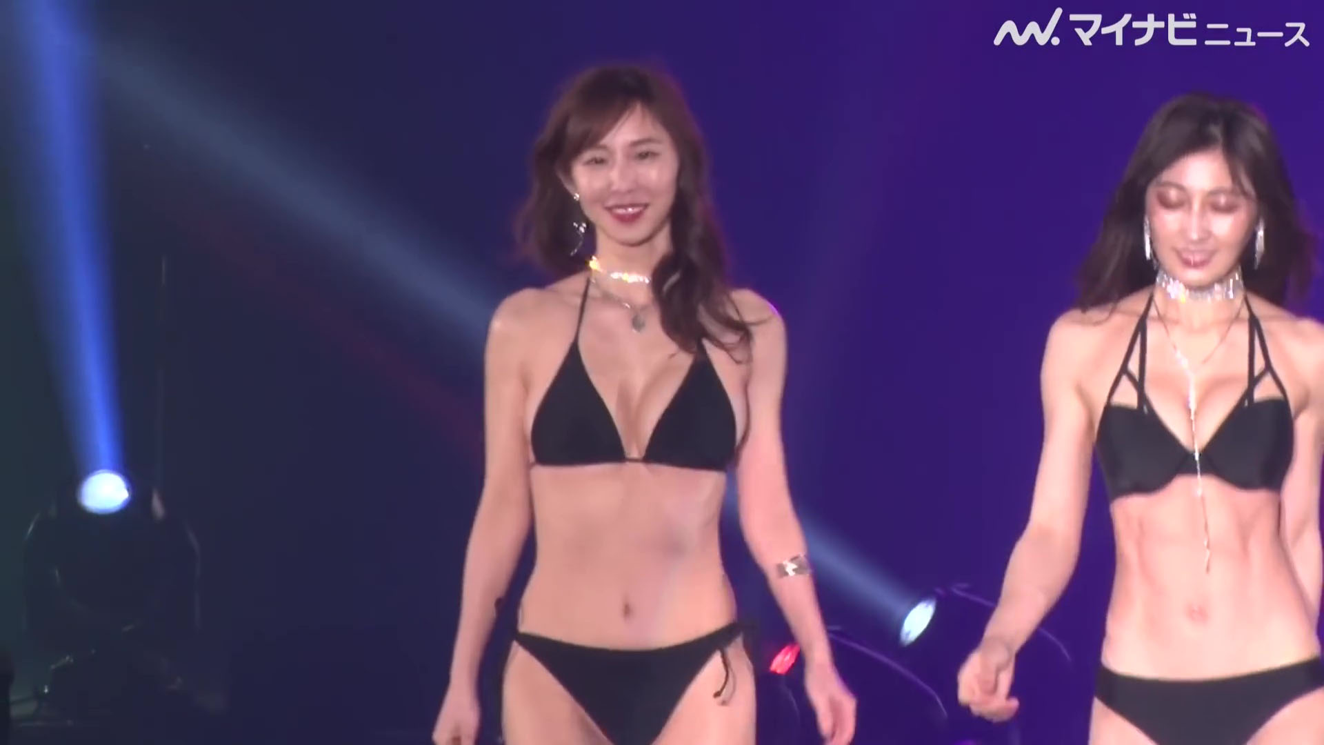 塩地美澄アナ ビキニでステージに上る Gif動画あり アナきゃぷ速報