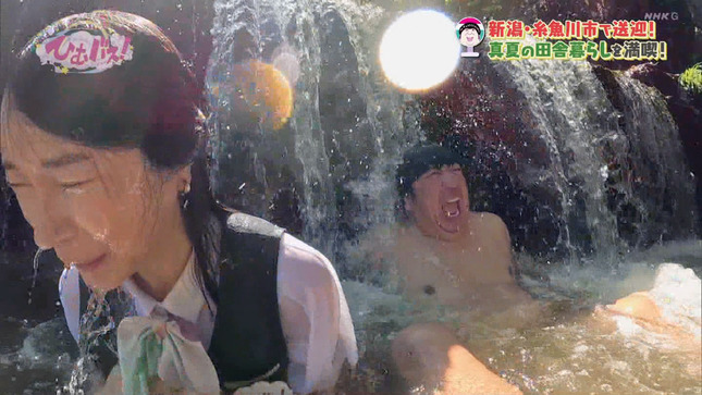 森田茉里恵アナ　バスガイドコスプレで滝に打たれる！！
