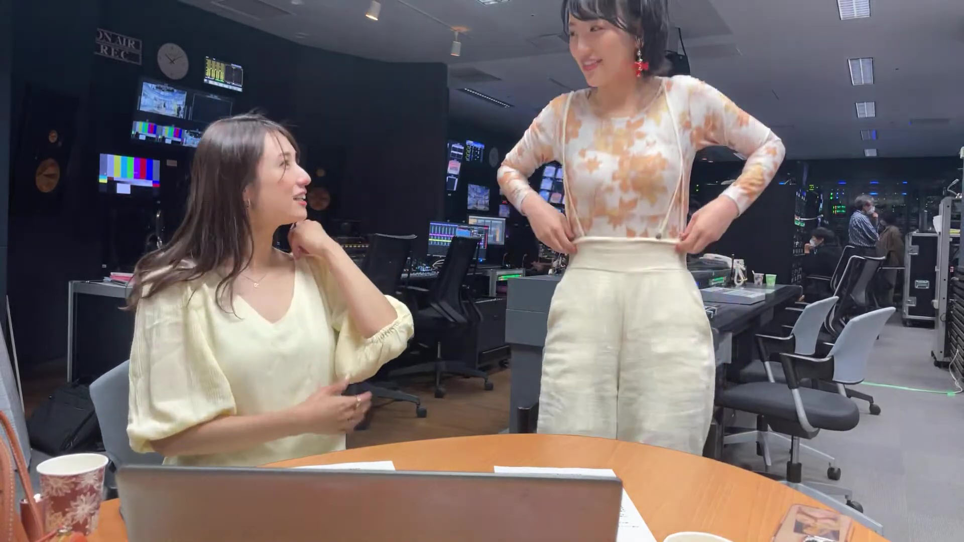 東留伽アナ ハイレグが透ける！！ レオタードで生配信！【GIF動画あり】 : アナきゃぷ速報
