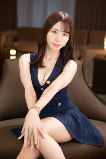 上品で美しいジュエリーショップ店員 11