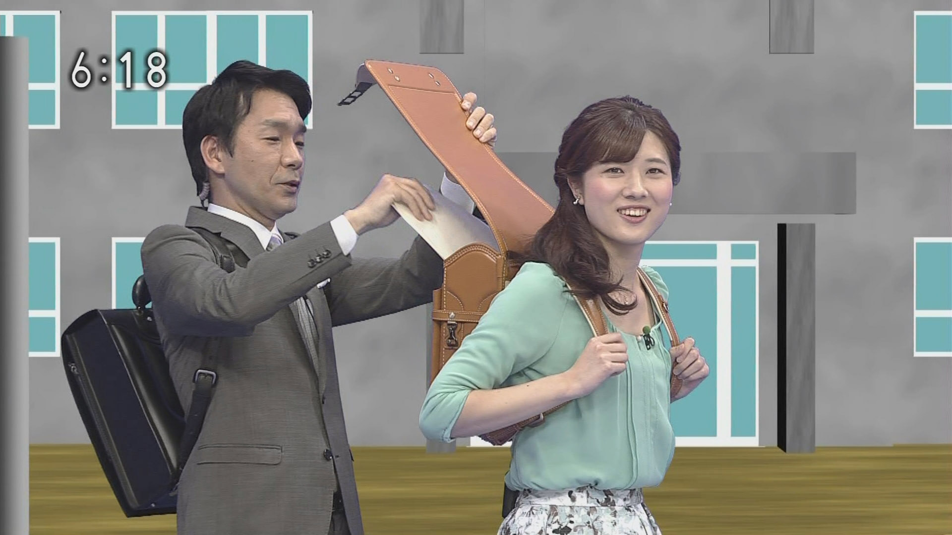 石橋亜紗アナ ランドセルを背負ってインナーチラ見え！ アナきゃぷ速報