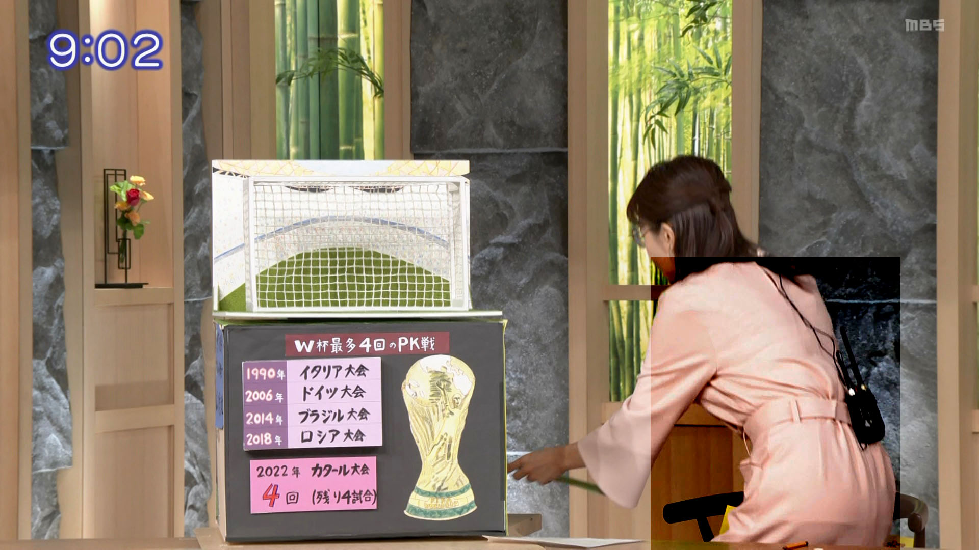 唐橋ユミアナ お尻にパン線、背中にブラ線が透ける！！【GIF動画あり】 : アナきゃぷ速報