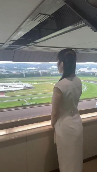 冨田有紀アナ お尻に下着が浮き出てしまう!!【GIF動画あり】